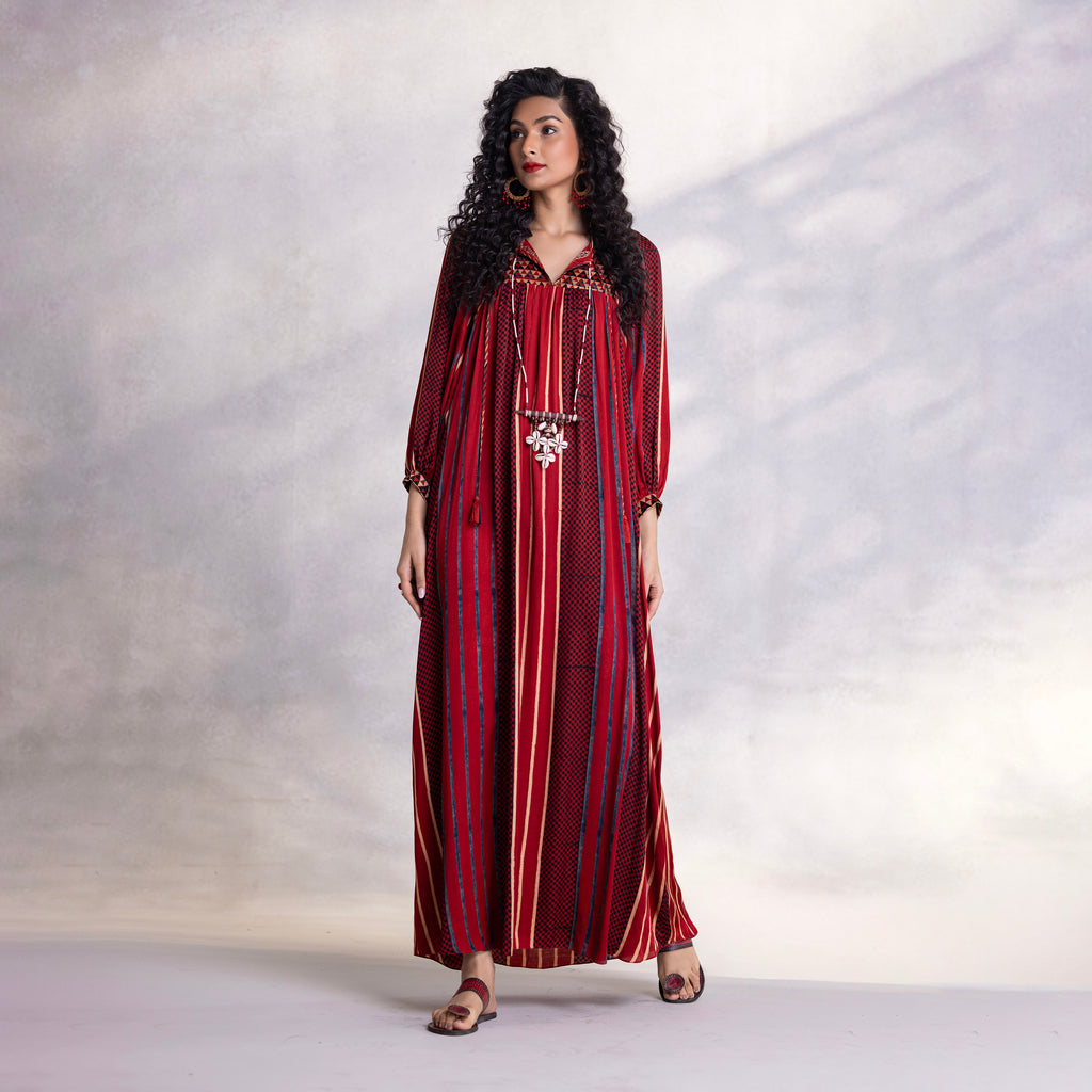 Relaxed-fit dress with full sleeves and fluid silhouette
