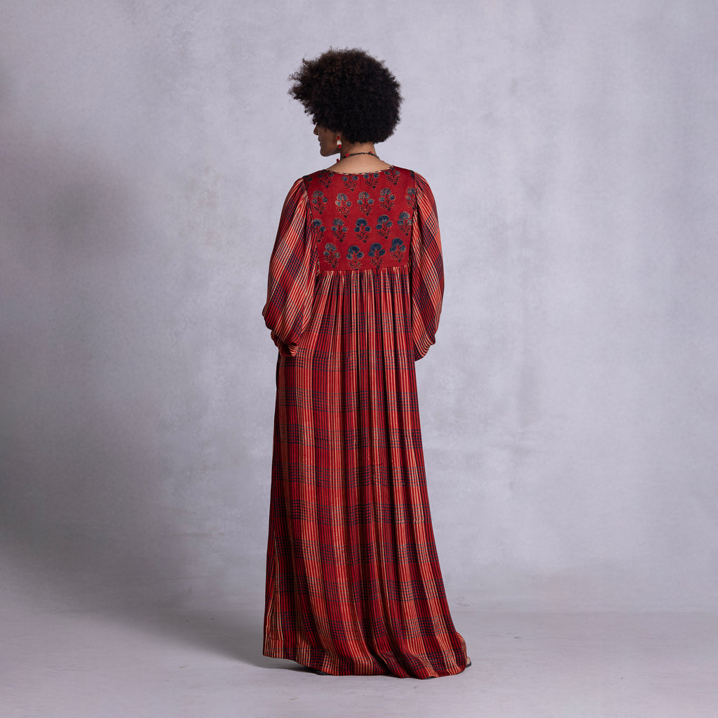 Relaxed silhouette in modal satin fabric